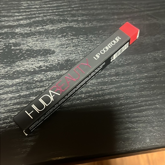 🌙💕Heartbreaker Huda Beauty Lip Liner - Picture 9 of 10